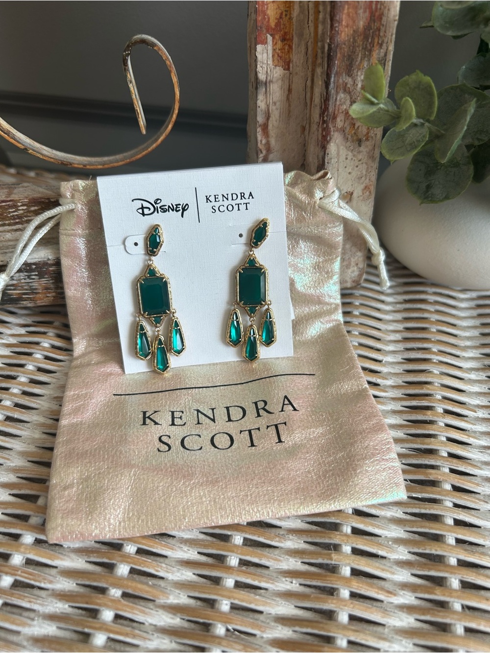Kendra Scott Disney The Queen Vintage Gold Statement Earrings RARE - Picture 2 of 4